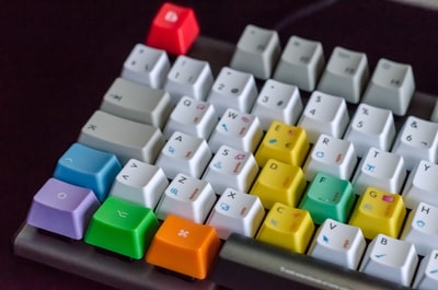 白色、橙色、绿色和紫色电脑键盘